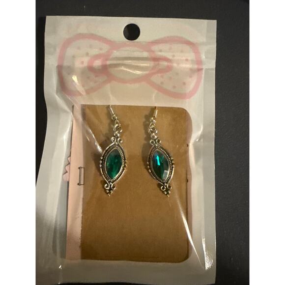 NWT Faux Marquis Shaped Emerald Earrings In A Silvertone Dangle Setting - Picture 4 of 5